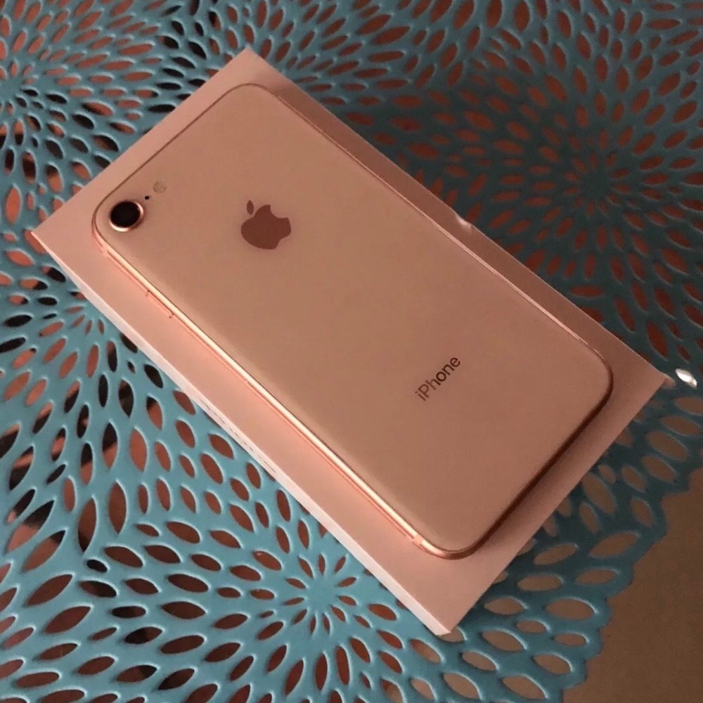 iPhone 8s - Picture 4 of 5